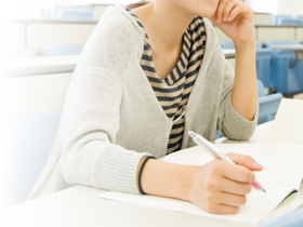 勉強する学生イメージ